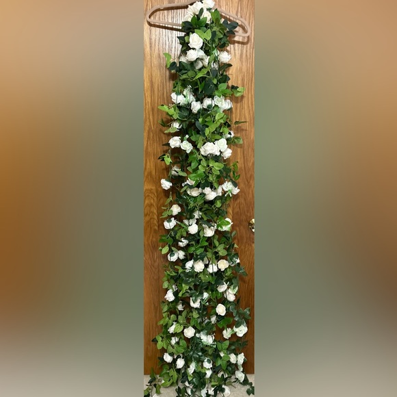 White Rose Garlands - Picture 1 of 1